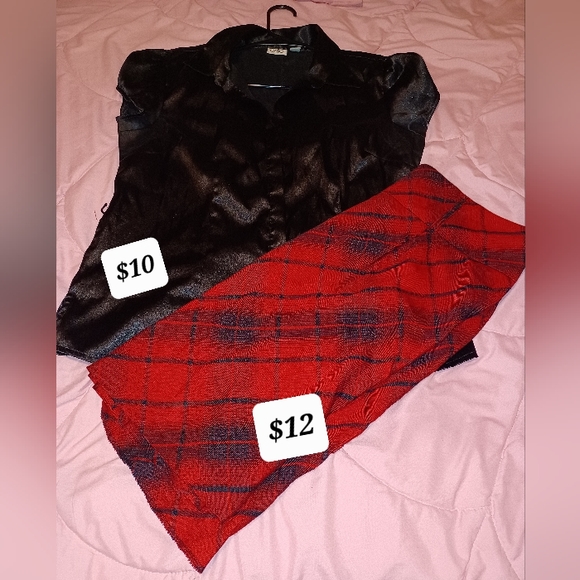 (M) Black short sleeve, button down, v-neck women's blouse - Picture 2 of 4